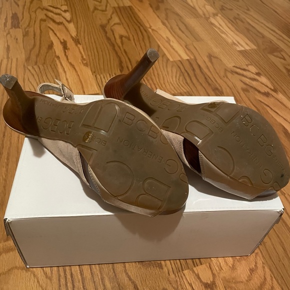 BCBG NUDE PATENT LEATHER SUEDE PUMPS - Picture 4 of 4